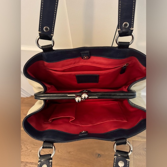 *Vintage* Authentic Coach Cream + Navy Purse, Laura Handbag with Kiss-lock - Picture 8 of 16